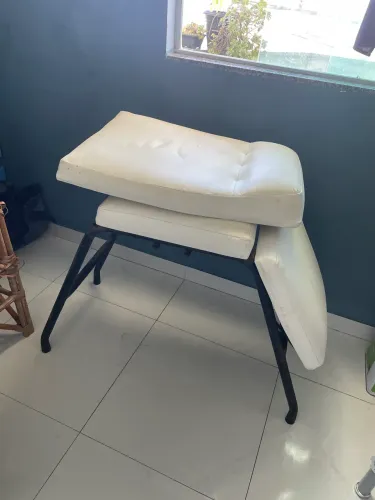 Maca estética, está com uma parte solta. Mas é só parafusar e dar uma pintura nos pés