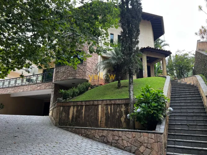 Casa em Arujá: 4 Dorms, 3 Suítes, Venda e Locação