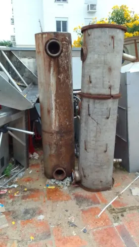 Boiler de água quente de 250 litros de volume medindo 2 metros x 40 centimetros de diâmetr