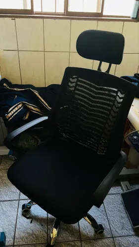 cadeira ergonômica de escritório com encosto mesh respirável