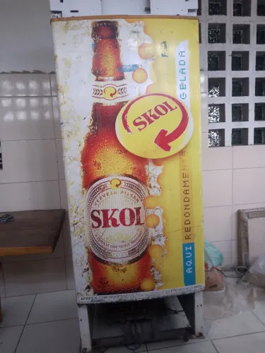 Geladeira mostruário da Skol e uma estufa de aquecimento