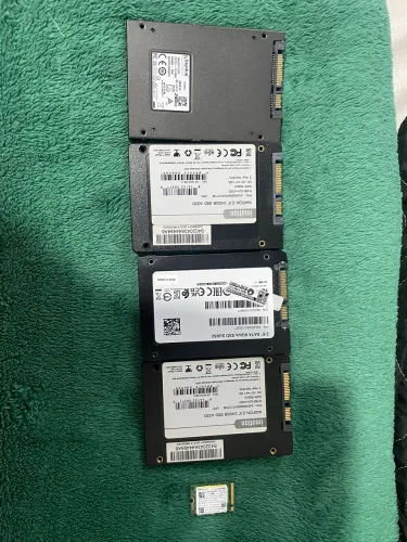 Kit com 5 SSDs ? 3x 240GB + 120GB + M.2 256GB