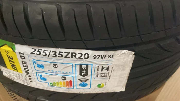 Pneu Delinte aro 20  225/30 r20