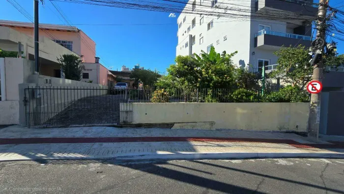 Terreno amplo, perfeito para construção de edifícios, em ótima localização no bairro Fazen