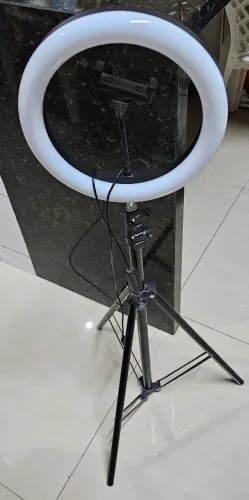 Aro de luz com tripé para celular. 