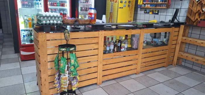 Balcão Pallet ideal para depósito de bebidas e adega
