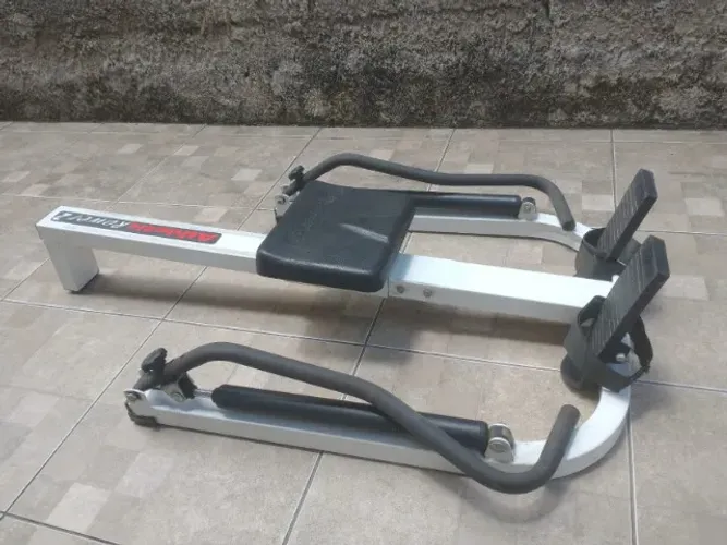 Bicicletas e aparelho de ginastica remador