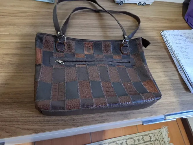 Bolsa de couro semi nova 
