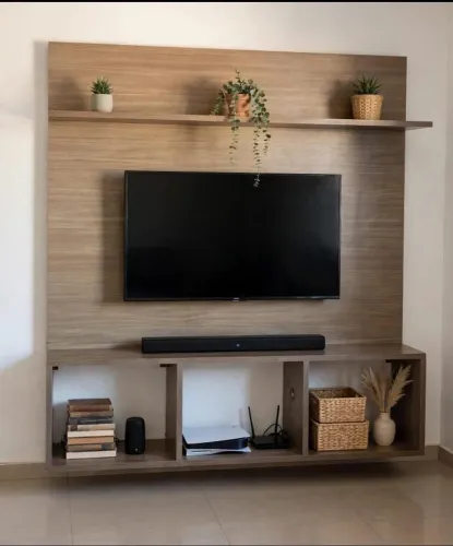 Painel Para TV Até 65" Suspenso - MDF Amadeirado com Nichos e Prateleira