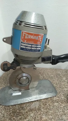 Máquina de cortar tecido Fioravante + 2 garras de segurar tecido