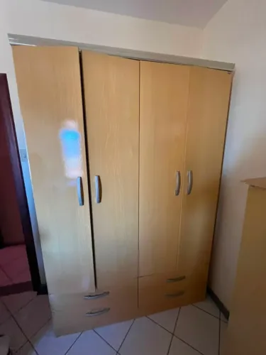 Guarda roupa de solteiro 4 portas
