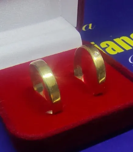 Alianças Par Tradicional Boleada Ouro 18 Kilates Noivado Casamento e Bodas 1 Pedra Diamant