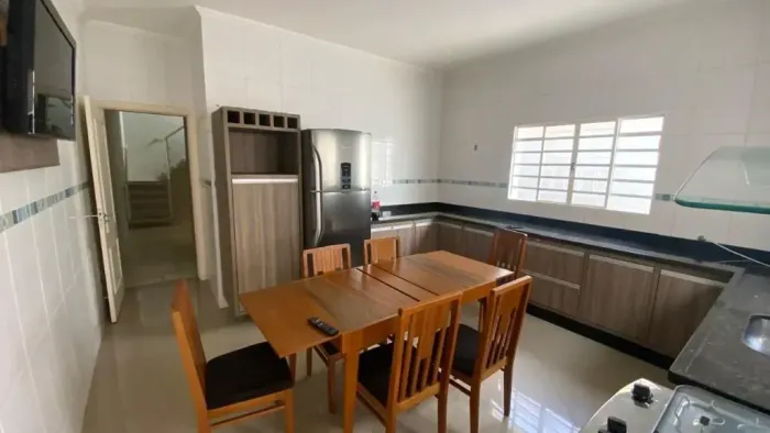 Sobrado 4 dormitórios sendo 1 suíte, mobiliado, energia solar, e aquecimento a gás