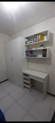 Kit roupeiro+escrivaninha+nichos para livros