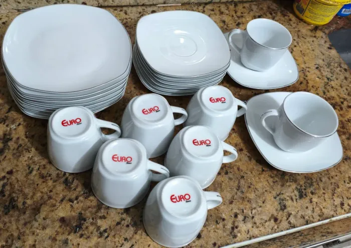 Jogo de Chá e Sobremesa em Porcelana
