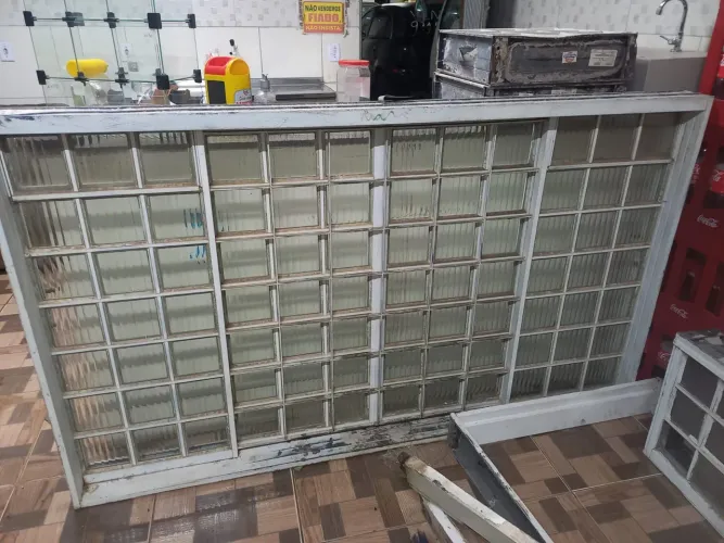 Vende janela de 2.00 por 1.20 conservada sem nenhum podre com grade e vidros