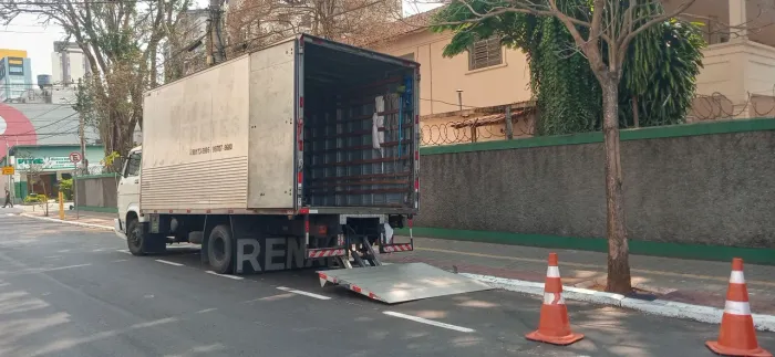 Transportes com Caminhão Plataforma Hidráulica *.
