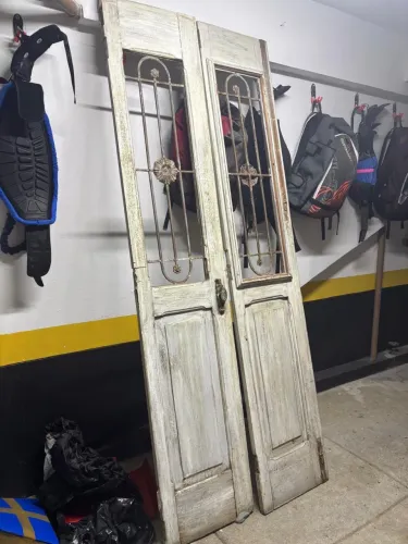 Porta de demolição em madeira e ferro