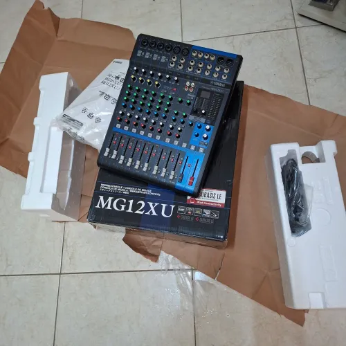Mesa de som Yamaha MG12