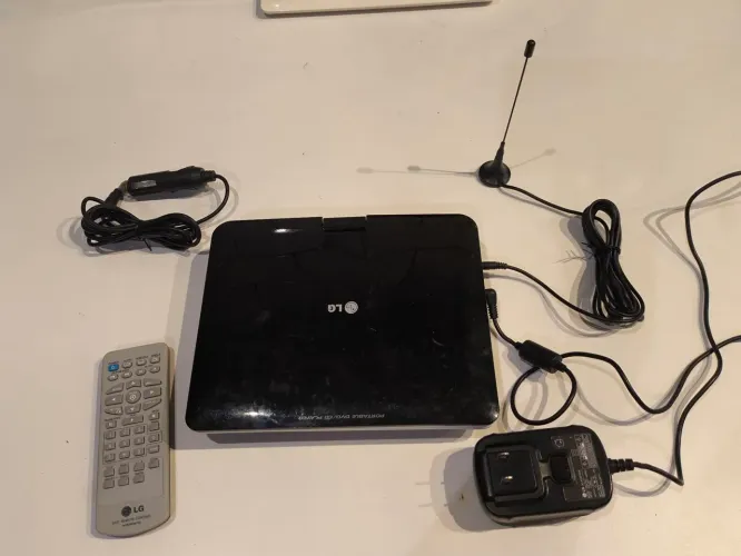 Dvd portátil LG DP-372D FUNCIONANDO ( DETALHE NA TELA )