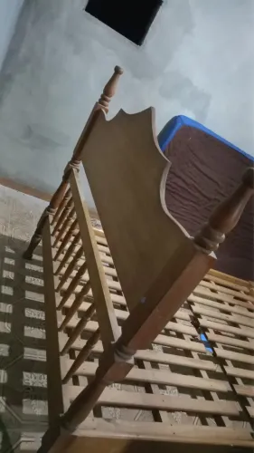 Cama de madeira