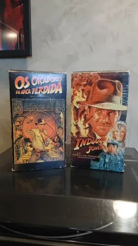 Fitas VHS "Os Caçadores da Arca Perdida" e "Indiana Jones e o Templo Perdido"