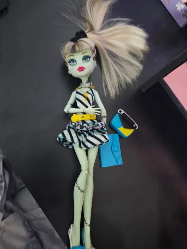 boneca frankie monster high