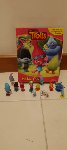 Livro Trolls com 12 miniaturas