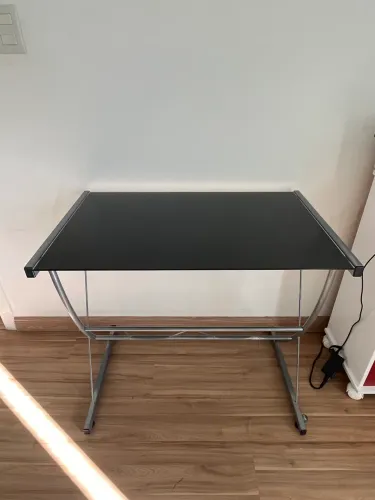 Mesa com tampo de vidro preto 80x50cm