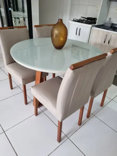 Linda mesa de vidro redonda com 4 cadeiras