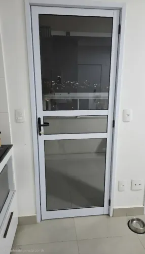 Porta de alumínio e vidro