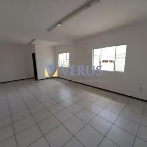 Sala Comercial de 2° Andar para Locação!