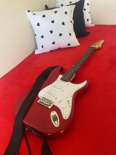 Caixa e Guitarra Gianini Standart Strato G 100
