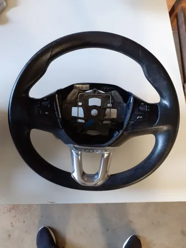 Volante Peugeot 208 com comandos sintético