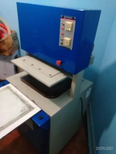 Prensa térmica pneumática com compressor para estampar camisas e chinelos.