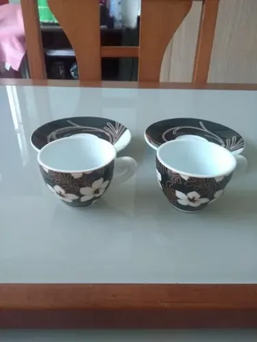 CONJUNTO DE 2 XÍCARAS E 2 PIRES MARCA DYNASTY. IMPORTADO. NOVO.