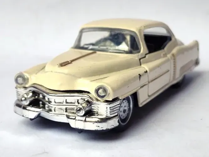 Miniatura Cadillac Serie 62 Coupe 1953 1/32 Bege