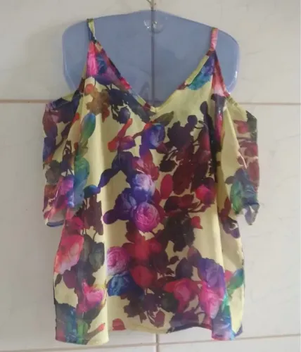 Blusa floral com transparencia (M)