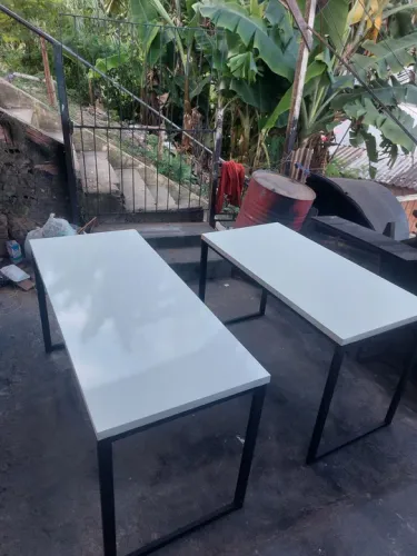 Mesa reta estilo industrial