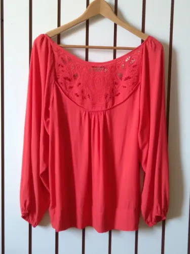 Blusa feminina vermelha com renda mangas longas e bufantes