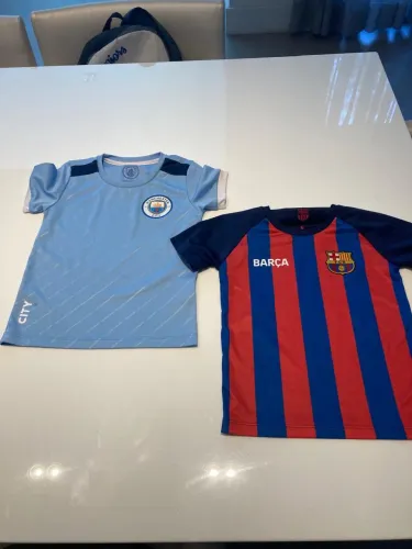 Blusas futebol infantil Barça azul e vermelho e do Manchester city azul claro - tam 6