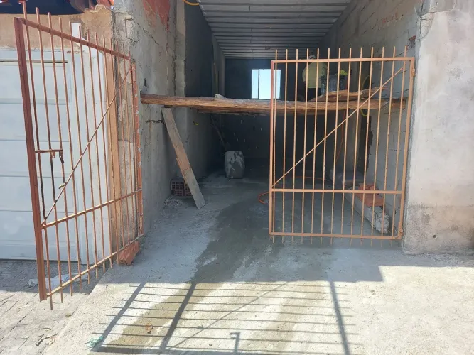 Portão de ferro pivotante