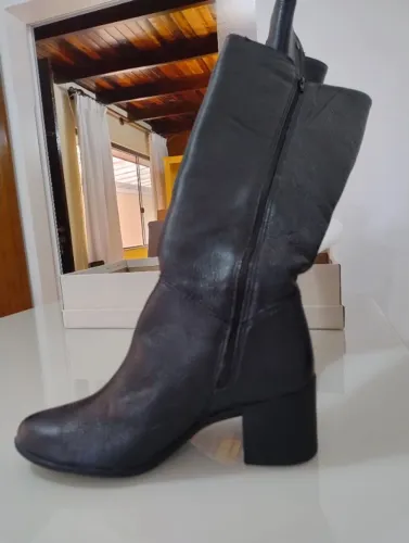 Bota de cano longo em couro, da marca Bottero, salto médio. Praticamente novo.