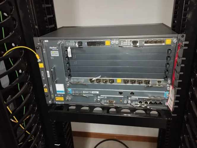 OLT Fiberhome AN5516-06 NOVA com duas placas HU1A e uma GC8B com 3 GPON tipo C