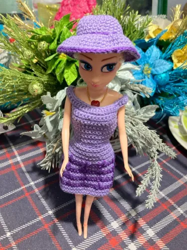 Boneca Elsa ela canta . com vestido e chapéu de crochê