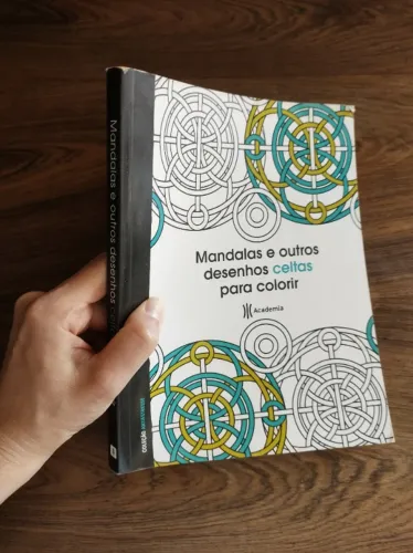 Livro Mandalas e Outros Desenhos Celtas para Colorir- Ano 2015
