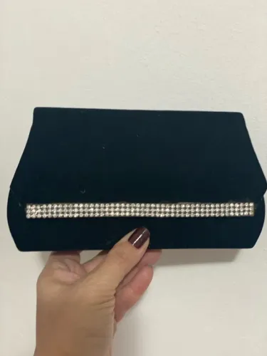Bolsa de mão preta de veludo