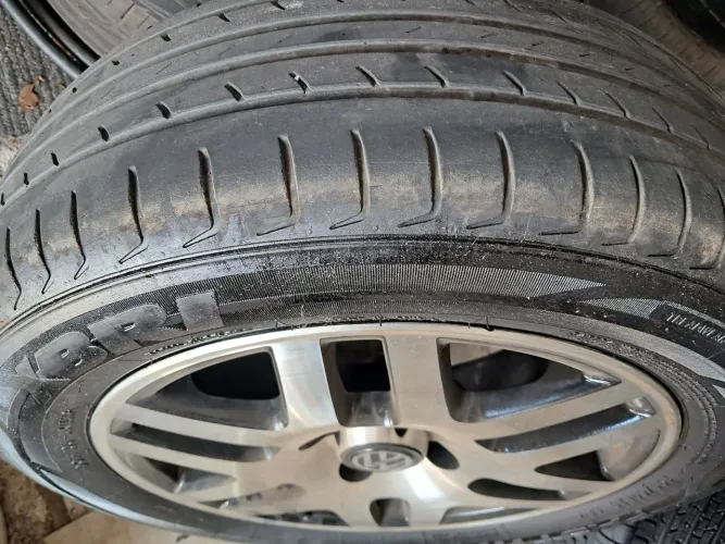 Jogo de rodas Vw Gol Vr6 4x100 preta com diamantado com Pneu 195 60 15 usados 