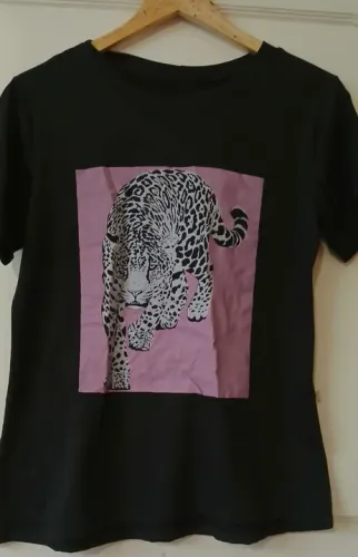 Camiseta com estampa de onça