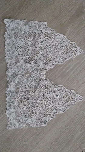 Renda Tipo Chantilly Off White/ Tamanho de cada busto 43x32 cm